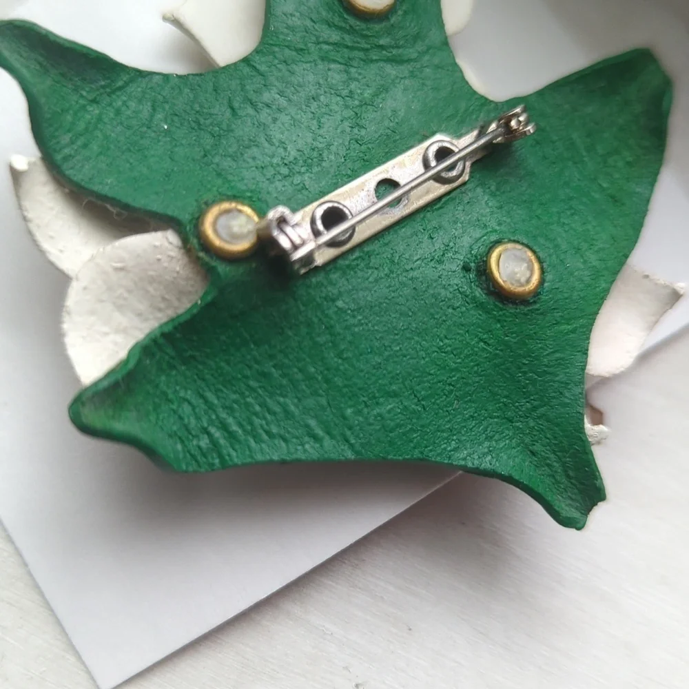 Artisan daffodils brooch
